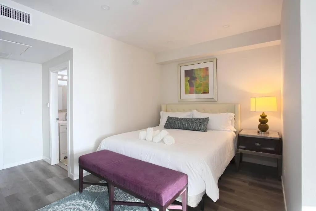 One Bedroom Apartment With Sd Downtown View-1